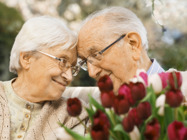 Zwei Senioren, die sich glücklich anschauen und kommunizieren.